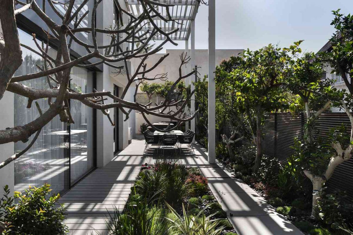 Simoene Architects Ltd – Central Israel גופי תאורה המותקנים בגינת הבית נעשתה אצל קמחי דורי